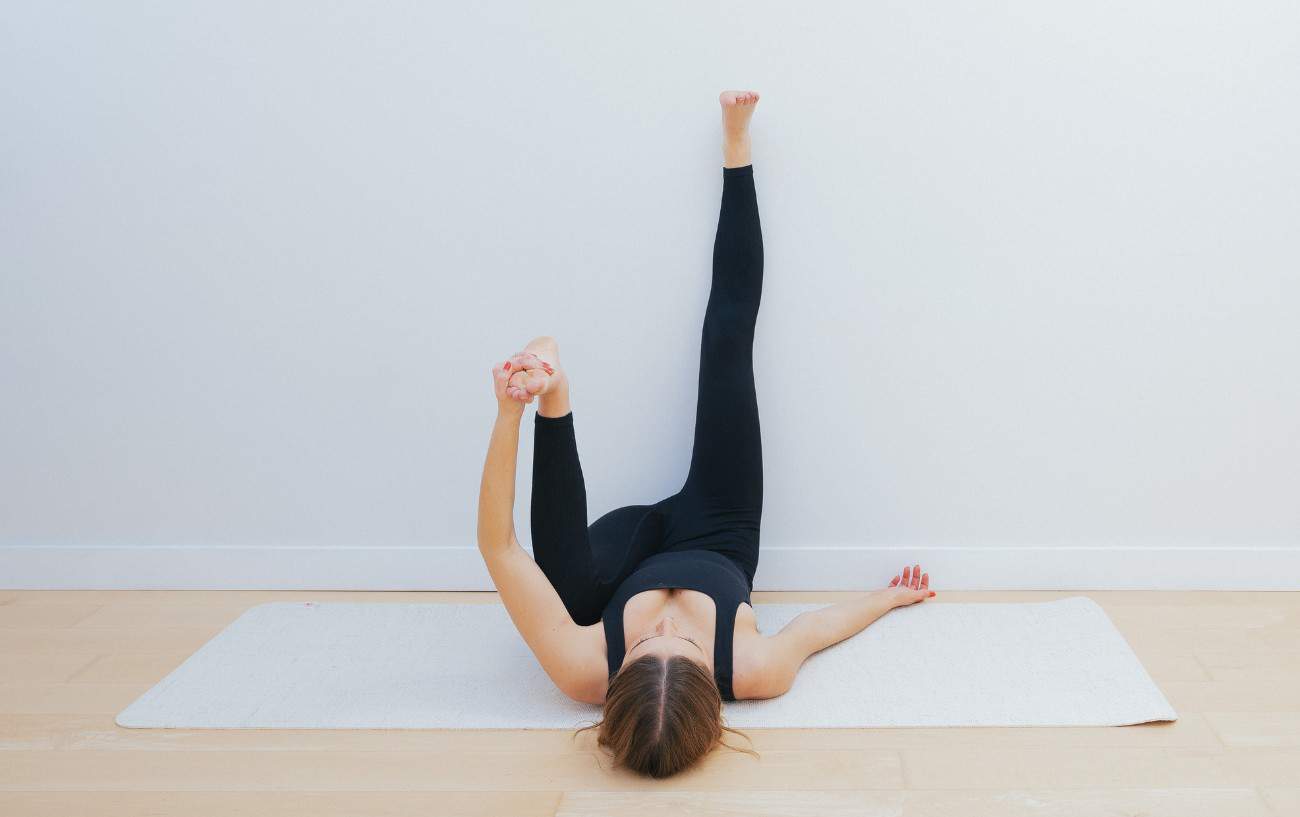 Half Happy Baby Pose (Ardha Ananda Balasana)